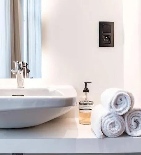 Charming Retreat For Two In Appartement *