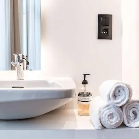 Charming Retreat For Two In 아파트 *